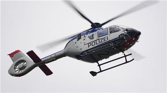 Bei der Suche nach den Einbrechern kam auch ein Polizeihubschrauber zum Einsatz - allerdings ohne Erfolg. (Symbolbild)
