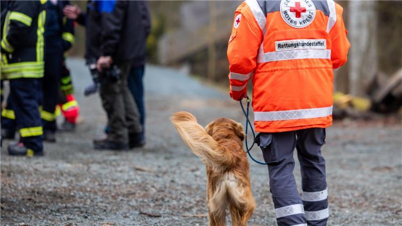 Bei der Suche nach einem vermissten sechsjährigen Jungen in Weilburg kommen auch Rettungshunde zum Einsatz.