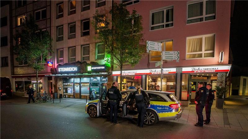 Bei der Tat in einem Wettbüro in der Gießener Innenstadt waren drei Menschen durch Schüsse verletzt worden. (Archivbild)