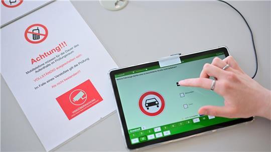 Bei der Theorieprüfung für den Führerschein kommen häufig Täuschungsversuche vor. (Symbolbild)