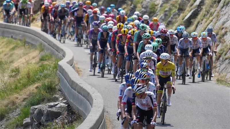 Pogacar-Triumph mit Rekord im Radsport-Mekka - „So cool“ Bei der Tour de France ging es auf der 19. Etappe nach Alpe d’Huez hinauf.