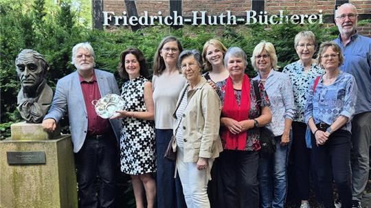 Bei der Übergabe der Silberschale - vor der Bücherei neben der Büste von Friedrich Huth.