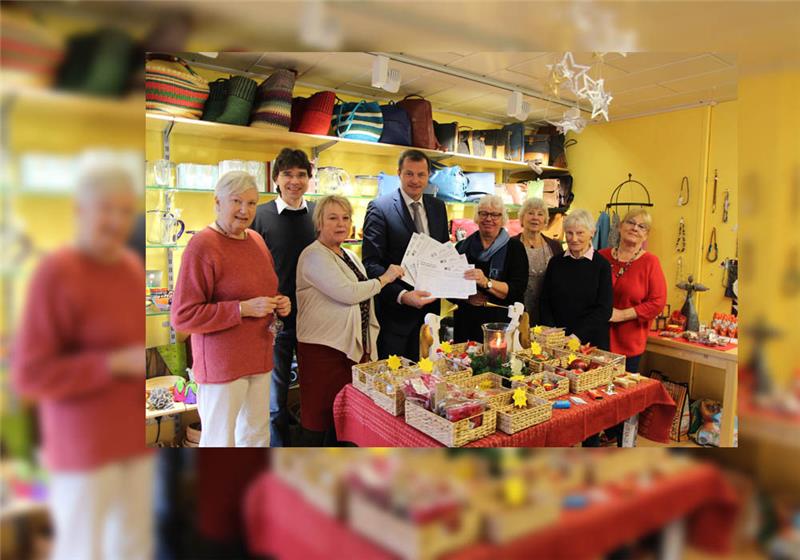 Das ist Oliver Grundmanns Auftrag für Kattowitz Bei der Übergabe der Unterschriftenlisten im Buxtehuder Weltladen (von links): Doris de Boer, Burkhard Herbers, Dagmar Solterbeck, Oliver Grundmann, Annette Lüders, Ursel Kammann, Annemarie Lencer und Jutta Jordan. Foto: Richter