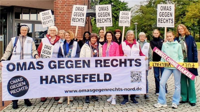 Bei der Übergabe des Kreuzes ohne Haken: Die Harsefelder Omas gegen Rechts gemeinsam mit Schülern des AGG und den Bürgermeisterinnen Ute Kück (rechts) und Susanne de Bruijn (Fünfte von links).