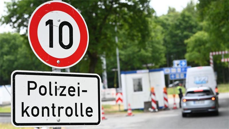 Bei der Überwachung der Grenzregion zwischen Niedersachsen und den Niederlanden setzt die Bundespolizei auf verschiedene Taktiken. (Archivbild) 