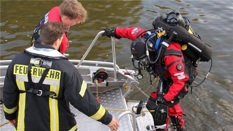 Bei der Übung im Bremervörder Hafen waren auch Taucher im Einsatz.