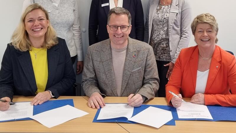 Bei der Unterzeichnung: Dr. Anja Wode, Geschäftsführerin des Jobcenters, Landrat Kai Seefried, Dagmar Froelich, Vorsitzende der Geschäftsführung der Agentur für Arbeit Stade (von links).