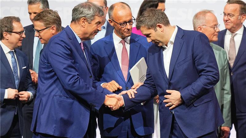 Was Schwarz-Rot von der Ampel unterscheidet – oder was nicht Bei der Unterzeichnung des Koalitionsvertrags im Mai war die Stimmung bei den Chefs der drei Regierungsparteien in der schwarz-roten Koalition noch gut. (Archivbild)