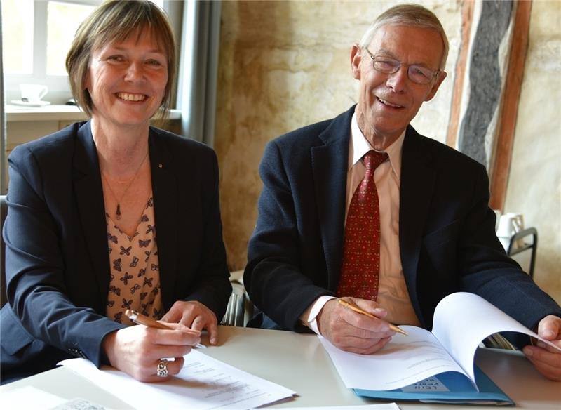 Bei der Unterzeichnung des Vertrags im Rathaus: Bürgermeisterin Silvia Nieber und Stifter Dr. Arnd Siegel. Fotos Beneke