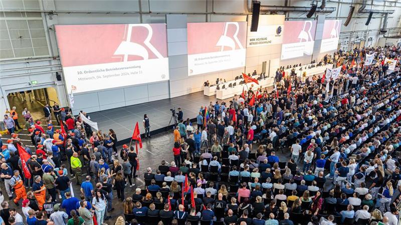 Bei der VW-Betriebsversammlung im September hatten Mitarbeiter noch gegen die Sparpläne des Konzerns protestiert. (Archivfoto)