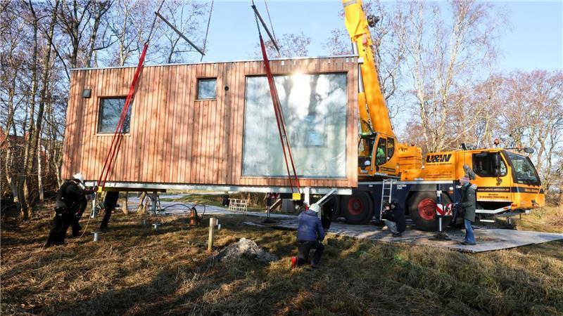 Bei der Verankerung an den Punktfundamenten ist Zentimeterarbeit gefragt. 