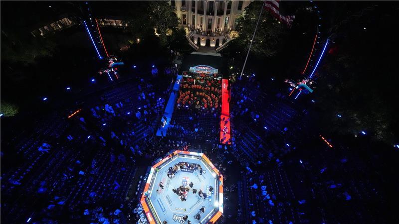 Bei der Veranstaltung traten Topstars der Profiliga Ultimate Fighting Championship (UFC) in einer eigens errichteten Arena gegeneinander an.
