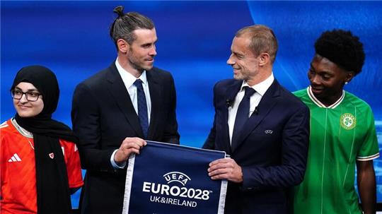 Bei der Vergabe der EM 2028 freuten sich der Waliser Gareth Bale (l) und UEFA-Präsident Aleksander Ceferin auf ein Turnier mit fünf Ausrichtern - nun wackelt Nordirland.