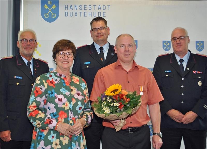 Bei der Verleihung: Kreisbrandmeister Peter Winter, Bürgermeisterin Katja Oldenburg-Schmidt, Stadtbrandmeister Nils Krugmeier, Kai Junge, Ortsbrandmeister Mario Stoppeler Foto: Hansestadt Buxtehude.