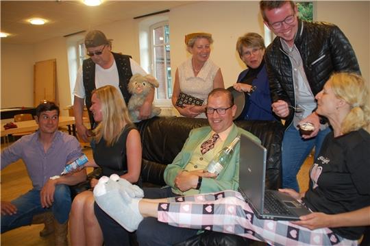 Bei der Verwechslungskomödie geht es heiß her: Die Sauensieker Theatergruppe bringt nach drei Jahren Unterhaltung auf die Bühne. Foto: Laudien