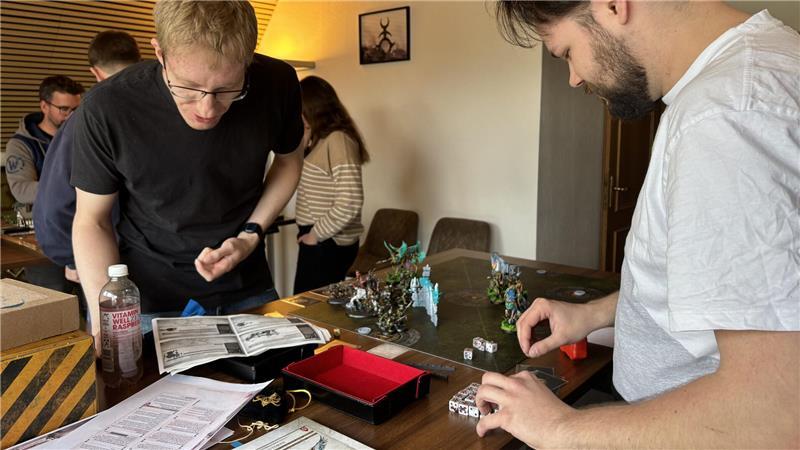 In diesem Horneburger Laden bekämpfen sich Piraten, Orks und Aliens Bei der Vielzahl an Regeln müssen selbst geübte Spieler noch mal ins Regelwerk schauen.