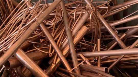 Ein Haufen Kupferrohre. 