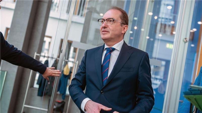 Dobrindt: AfD-Gutachten reicht nicht für Verbotsverfahren Bei der Vorstellung der Jahresstatistik zur politisch motivierten Kriminalität wurde Bundesinnenminister Alexander Dobrindt (CSU) auch nach der AfD gefragt.