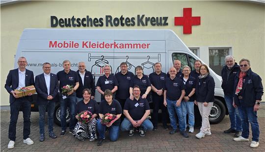 Bei der Vorstellung der Mobilen Kleiderkammer: Harald Bösch vom Autohaus Wülpern, Kai Schulz, Rolf Riggers, Kerstin Krüger und Ines Tiedemann vom DRK-Kreisverband Stade und Ehrenamtliche.