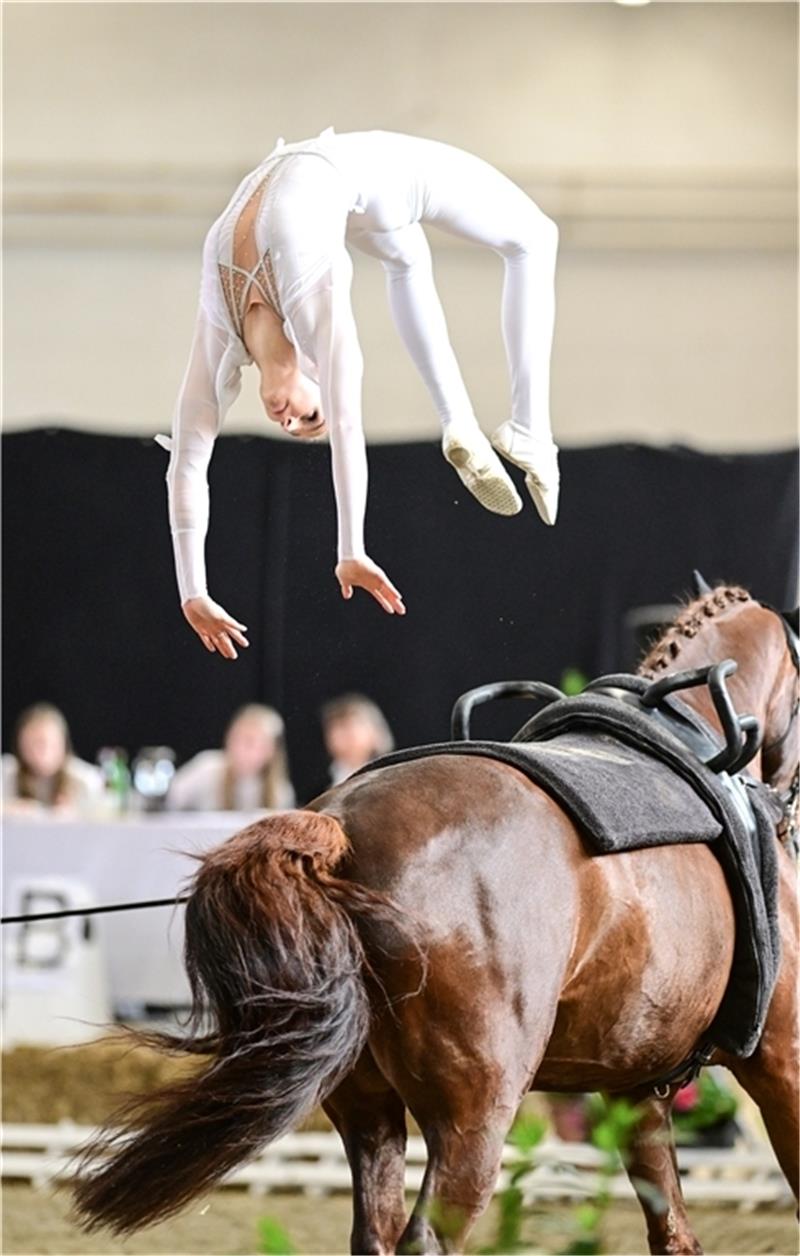 Bei der WM-Sichtung in Warendorf: Kathrin Meyer vom RV Fredenbeck startet mit Trainerin Gesa Bührig auf Capitain Claus. Foto: Daniel Kaiser