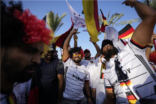 Bei der WM in Katar gibt es die ausländische Gruppe „Germany Fans Qatar“, die vor Ort Stimmung macht. Foto: dpa-Bildfunk