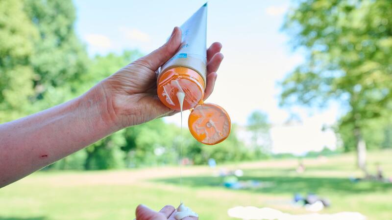 Mythos oder Fakt? Was Sie bei Sonnencreme unbedingt vermeiden müssen Bei der Wahl der Sonnencreme kommt es auf den Lichtschutzfaktor an.