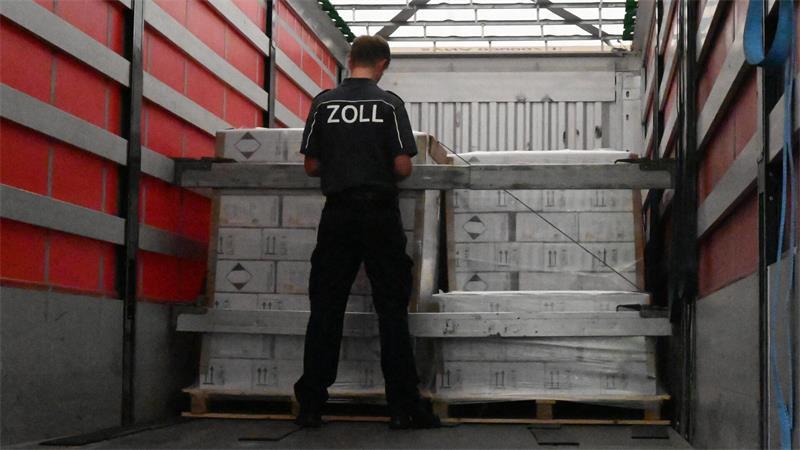 Bengalische Tiger und Mini-Rinder: Das macht der Zoll in Stade Bei der Warenbeschau überprüfen die Zollbeamten, ob die Waren, die angemeldet wurden, auch wirklich im Lkw sind.
