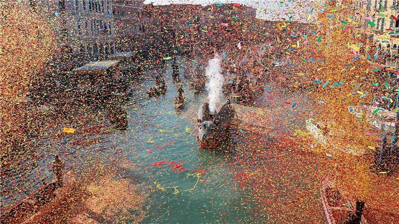 Bei der Wasserparade im Karneval in Venedig wird mit viel Konfetti gefeiert.