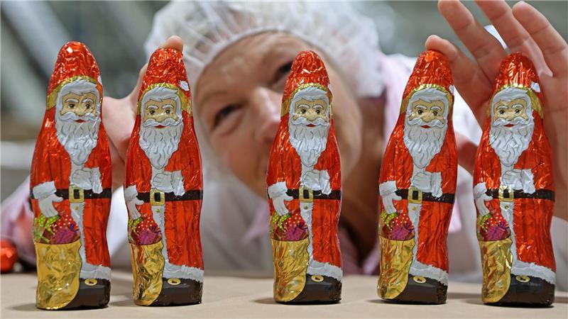 Bilder des Tages Bei der Wergona Schokoladen GmbH in Wernigerode sind die Vorbereitungen auf das Weihnachtsgeschäft in vollem Gange.