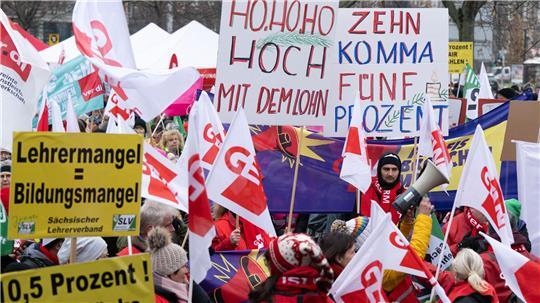 Bei der bisher letzten Tarrufrunde vor zwei Jahren verliehen Lehrkräfte und Hochschulbeschäftigte ihrer damaligen Forderung nach 10,5 Prozent mehr Gehalt mit Aktionen und Warnstreiks Nachdruck, hier in Dresden. (Archivfoto)