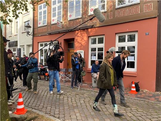 Bei der ersten Aufnahme am Buxtehuder Westfleth hat Schauspielerin Felicitas Woll ihren Kollegen Steve Windolf an der Seite. Fotos: Weselmann