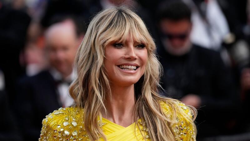 „GNTM“: Heidi Klum schickt vier Models nach Hause Bei der ersten Challenge mussten die Kandidatinnen und Kandidaten zu zweit vor einer Kamera posieren und Heidi Klum überzeugen.
