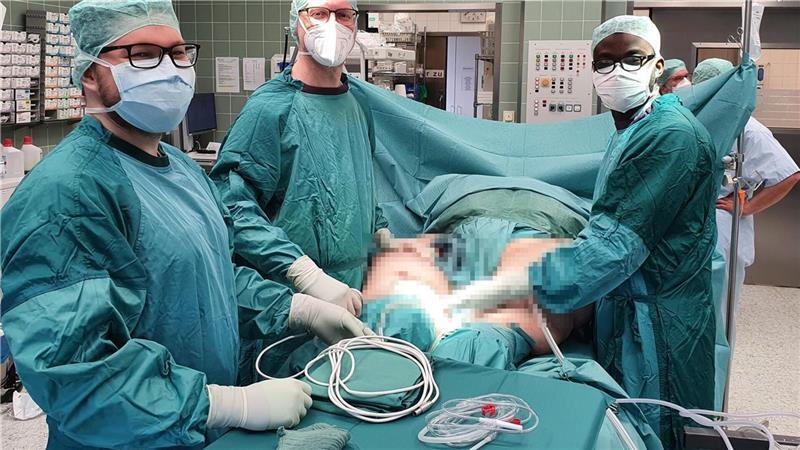Adipositas-OP: Hier verliert eine ehemalige 200-Kilo-Frau ihr Fett Bei der ersten Fettabsaugung an Tina Kuschels Beinen wurden rund acht Liter entnommen, in den Packungen befindet sich eine Mischung aus Fett und Blut – mindestens zwei weitere Eingriffe sind bisher geplant.