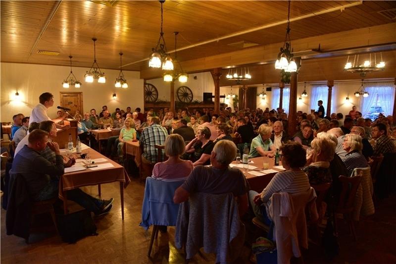 Bei der ersten Informationsveranstaltung war der Saal voll. Foto: Beneke