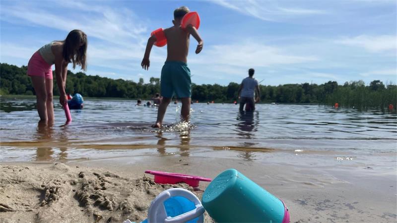Urlaub in der Hitze? Deshalb sind hier kaum Camper da Bei der gegenwärtigen Hitze springen kleine wie große Schwimmer gerne in den Silbersee. Eine Abkühlung muss sein.
