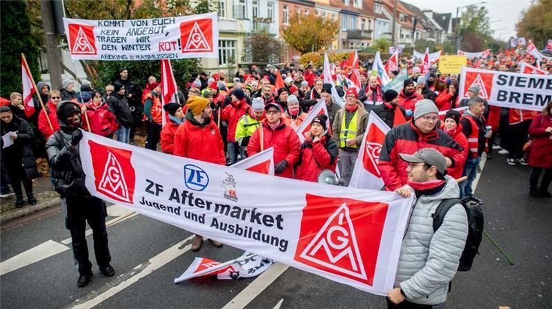 Fast 20.000 Metaller bei Aktionstag im Norden im Ausstand Bei der größten Kundgebung in Bremen trafen insgesamt drei Demonstrationszüge zusammen.