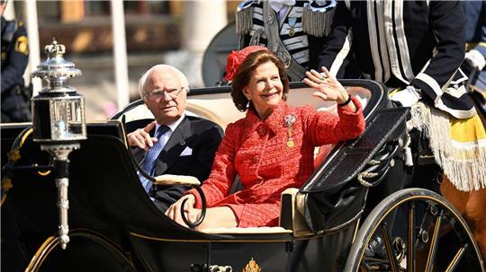 Bei der großen Feier zu ihrer Goldhochzeit fuhren König Carl XVI. Gustaf und Königin Silvia am vergangenen Wochenende in einer offenen Kutsche durch Stockholm. 