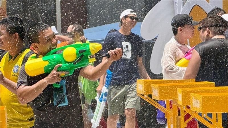Thailands wildes Wasserfest startet mit Hitzealarm Bei der großen Hitze bieten die Wasserschlachten eine willkommene Abkühlung.