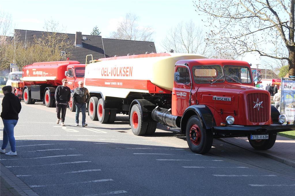 Bei der großen Oldtimershow während des Blütenfestes waren auch Lkw zu sehen.