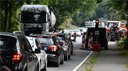 Bei der halbseitigen Sperrung im vergangenen Jahr staute sich der Verkehr bis weit in das Ortszentrum von Hechthausen.