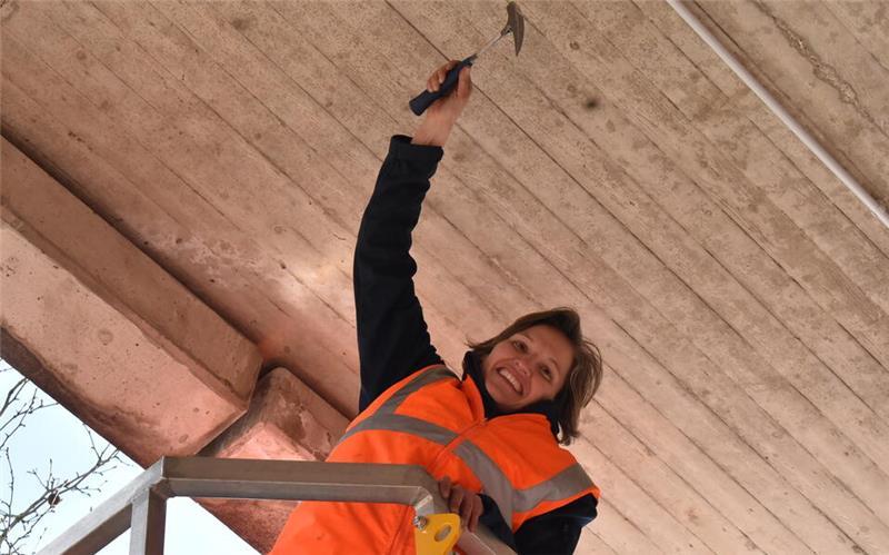 Bei der handnahen Bauwerksprüfung ist der Hammer das wichtigstes Werkzeug von Bauingenieurin Katrin Runtemund.