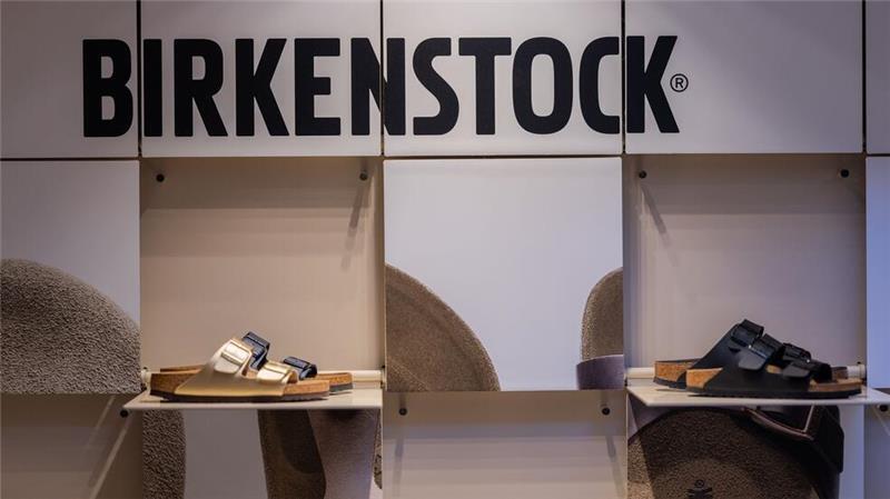 Keine Kunst, kein Urheberschutz: BGH urteilt zu Birkenstock Bei der juristischen Bewertung stand die Frage im Zentrum, ob Birkenstock über den funktionalen Zweck hinaus einen künstlerischen Gestaltungsspielraum ausgenutzt hat.