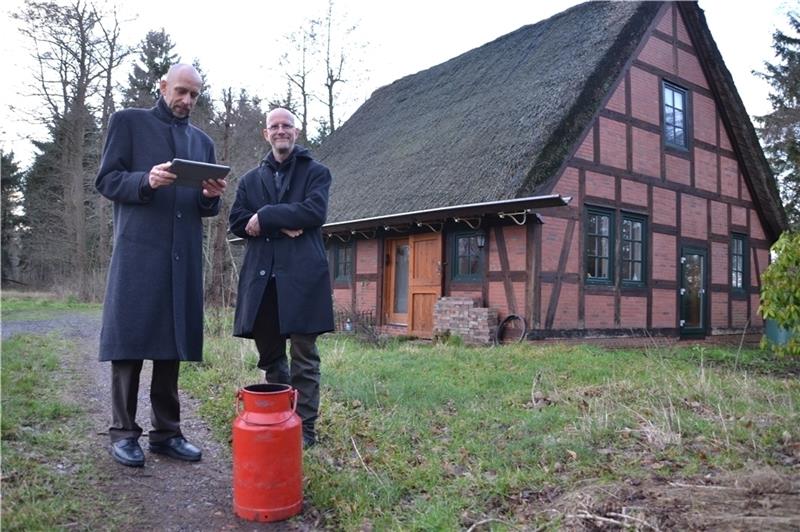 Bei der letzten Milchkanne wohnen Dirk Kühne (links) und Andreas Kühne-Leege und schauen täglich vergeblich auf das Display ihres Tablets. Foto: Helfferich