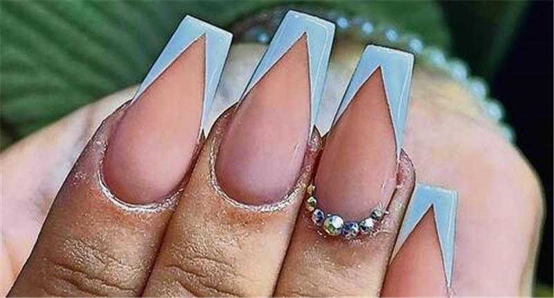 5 Nagel-Trends aus der Region Bei der neuen French-Variante laufen die weißen Akzente spitz zu. So entsteht an der Nagelspitze eine V-Form. Das Design wird gerne mit Ballerina-Nails kombiniert.