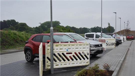 Bei der neuen Kita „Weltentdecker“ in Sittensen wird dieser Tage der Parkplatz angelegt. Momentan ist das Parken kein Vergnügen, denn die Parkplatzleuchten stehen direkt auf der Stellfläche. Wie kann das angehen?, fragen sich die Leute. 