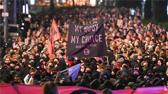 Bei der queer-feministischen Demonstration „Take back the night“ zogen nach Polizeiangaben etwa 2800 Menschen durch Berlin-Friedrichshain.