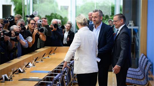 Bei der sogenannten Wahlnachlese der AfD in Berlin am Tag nach der Landtagswahl in Sachsen-Anhalt herrscht Riesenandrang.  