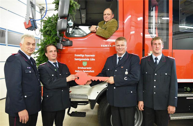 Bei der symbolischen Schlüsselübergabe nimmt Samtgemeindebürgermeister Michael Gosch im Führerhaus fest. Er besitzt einen Lkw-Führerschein und dürfte das neue HLF 20 fahren. Das Einsatzgeschehen überlässt er aber lieber den Feuerwehrangehörigen Thorsten Hellwege, Jens Kleine, Thomas Franz und Henning Tiedemann (von links). Fotos: Beneke/Lutz