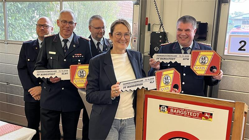Bei der symbolischen Schlüsselübergabe überreichte Samtgemeindebürgermeisterin Ute Kück die Fahrzeuge an die Feuerwehren Bargstedt und Wangersen.