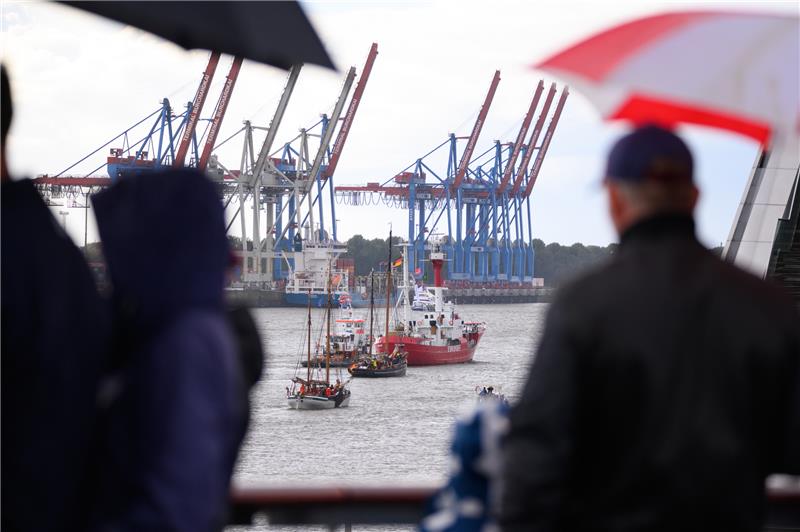 Bei der traditionellen Schiffsparade am Sonntag brauchten Schaulustige im Hamburger Hafen einen Regenschirm. Foto: Jonas Walzberg/dpa